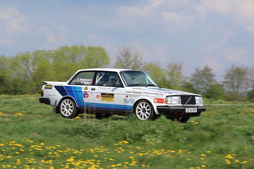 Kurt Mejer og Steen Bøgelund har også fundet farten i den aldrende Volvo 242 Turbo
(Foto: RallyFoto.dk – Alex Rasmussen)